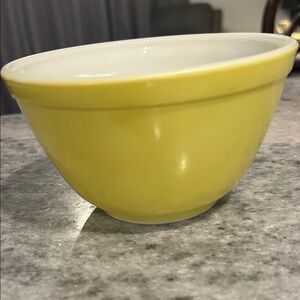 Vintage Pyrex Verde green/yellow small nesting bowl in like new condition